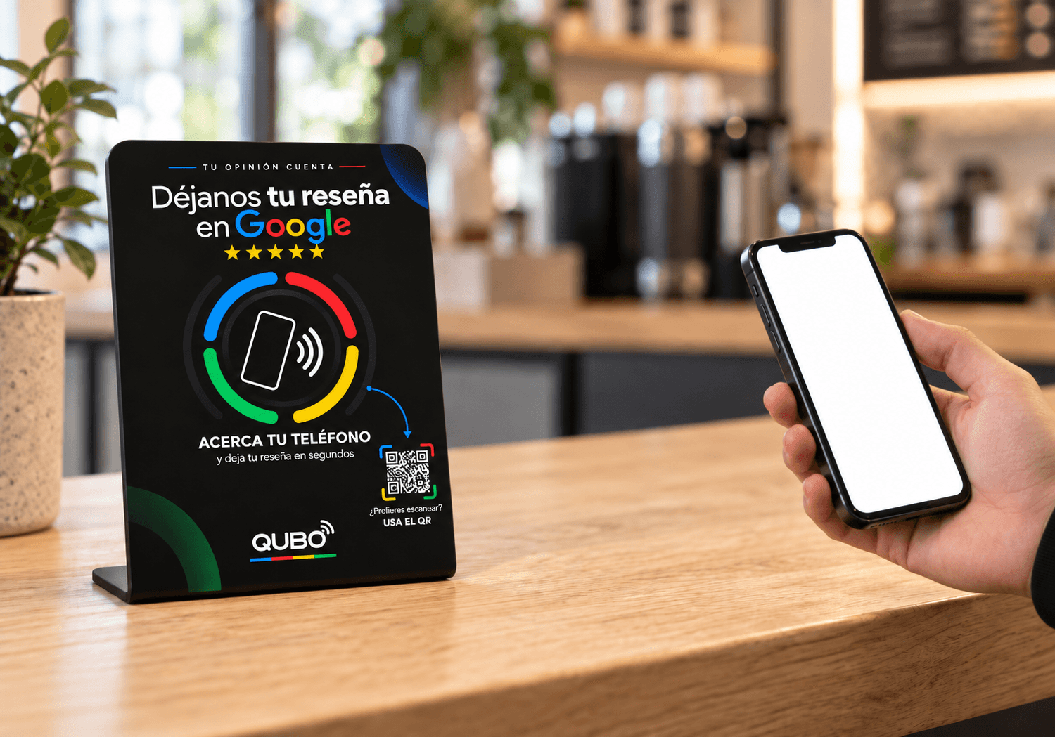 El cliente retira el teléfono y lee la reseña de Google, ya abierta en pantalla